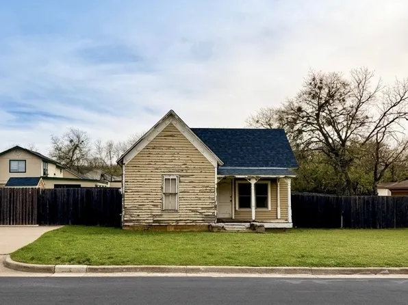 712 N Walnut St, Weatherford, TX 76086