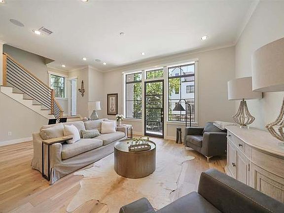 5th image of 414 Hyde Park Blvd