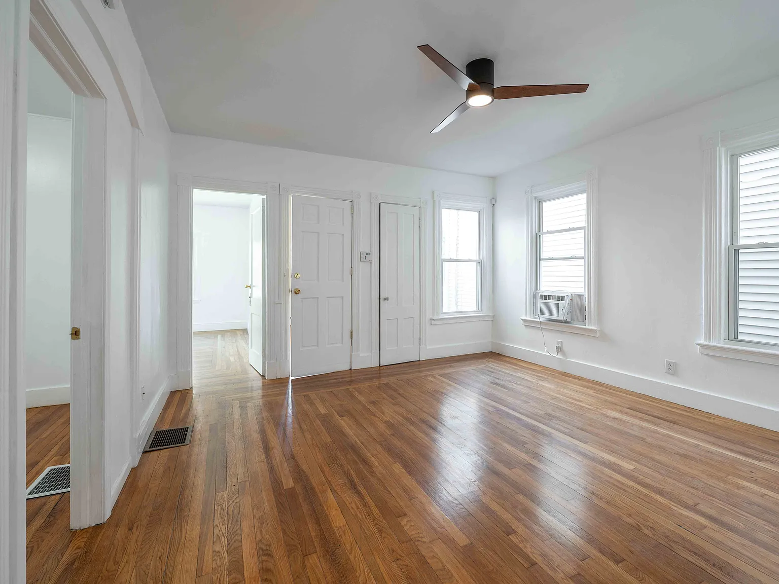 4 bed, 1100 sqft, $850 — Photo 2