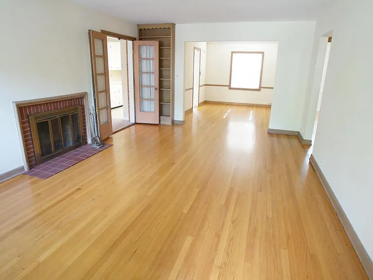 1229 Middlebury Ln — Photo 3