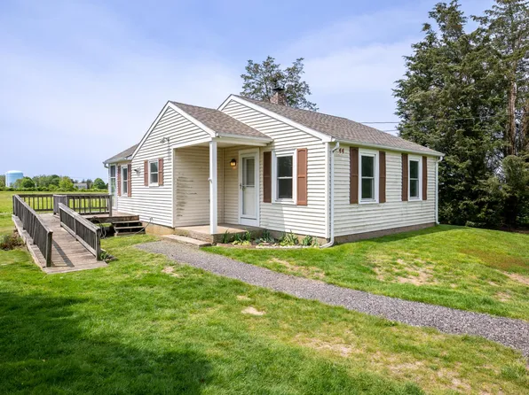 44 Paquins Ln, Portsmouth, RI 02871