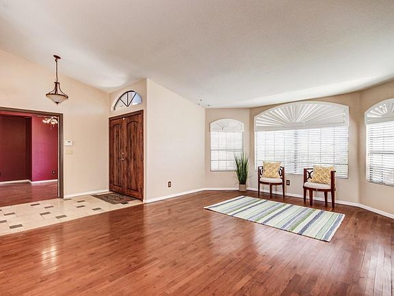 4th image of 3014 N Meadow Ln