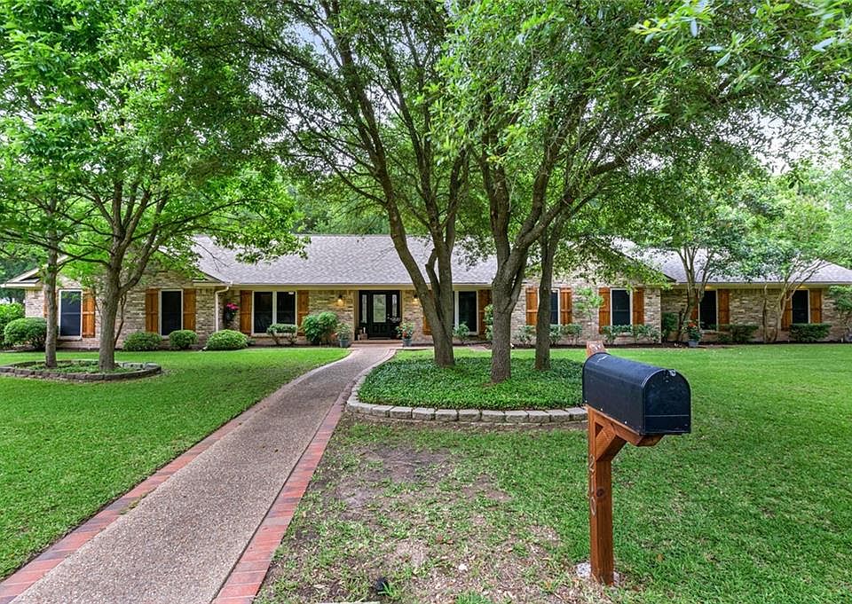 1st image of 210 Oak Creek Cir