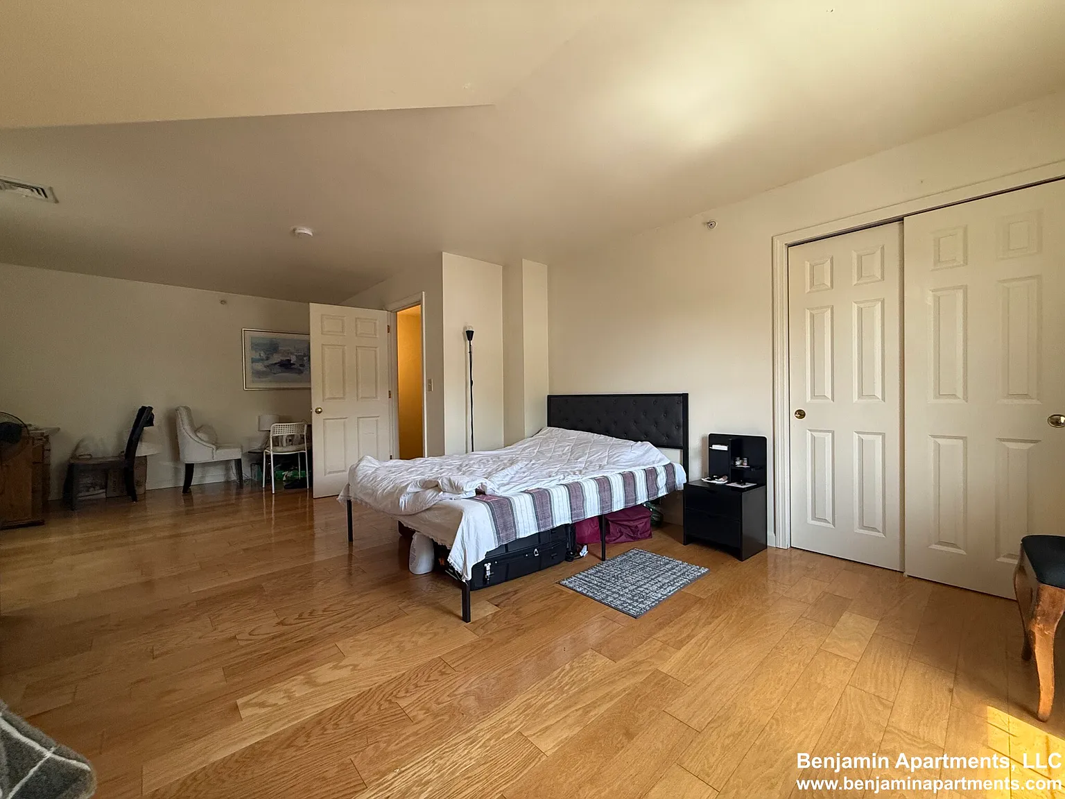 5 bed, 2.5 bath, 9999 sqft, $5,000 — Photo 3