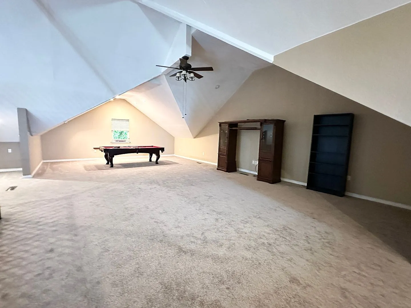 Large 5 Bedroom Home with In-ground Pool, Storm Cellar and Workshop — Photo 4