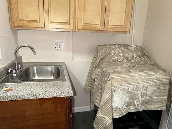 5th image of 2409 Beaumont Ave #10B