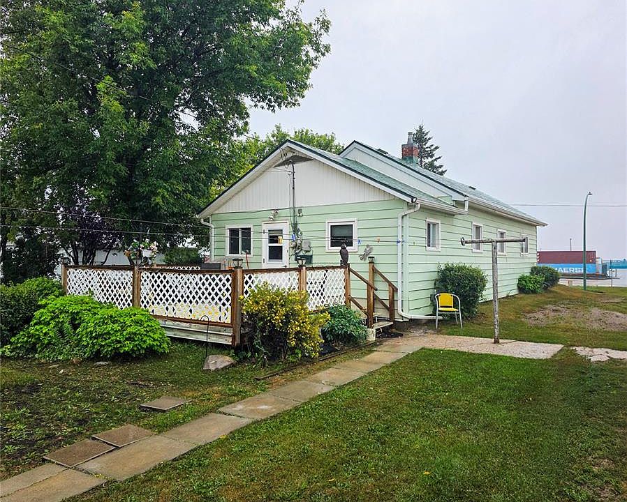 1st image of 424 1st AVENUE E