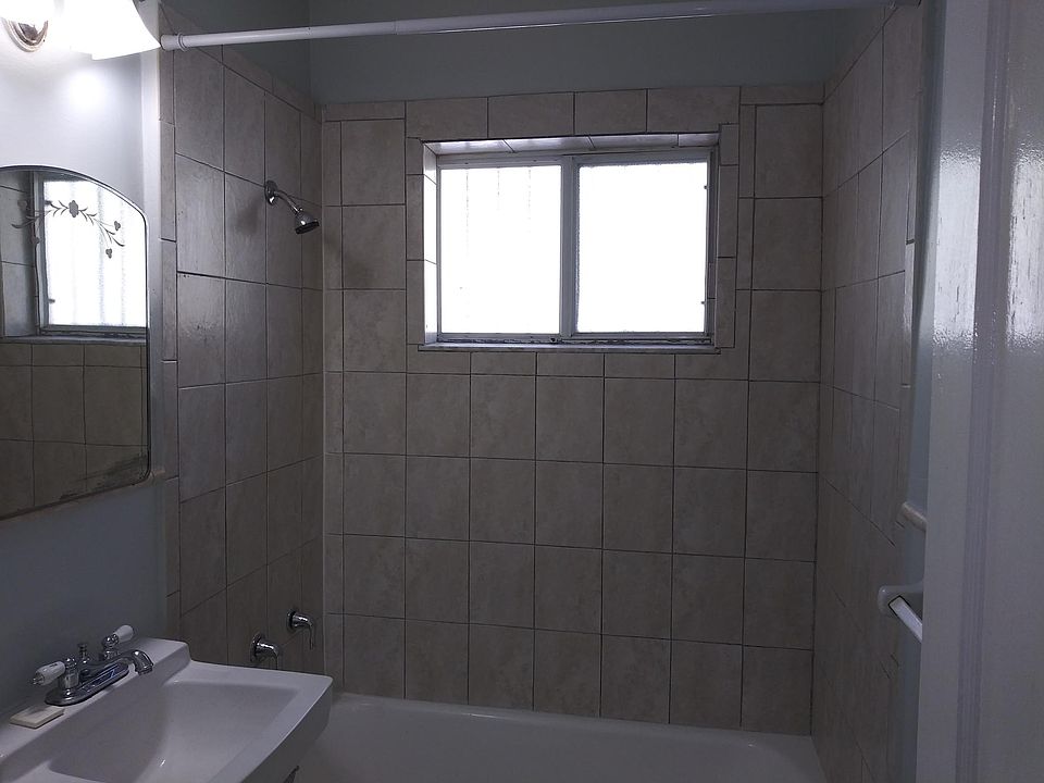 2nd image of 535 SW 4th St APT 4