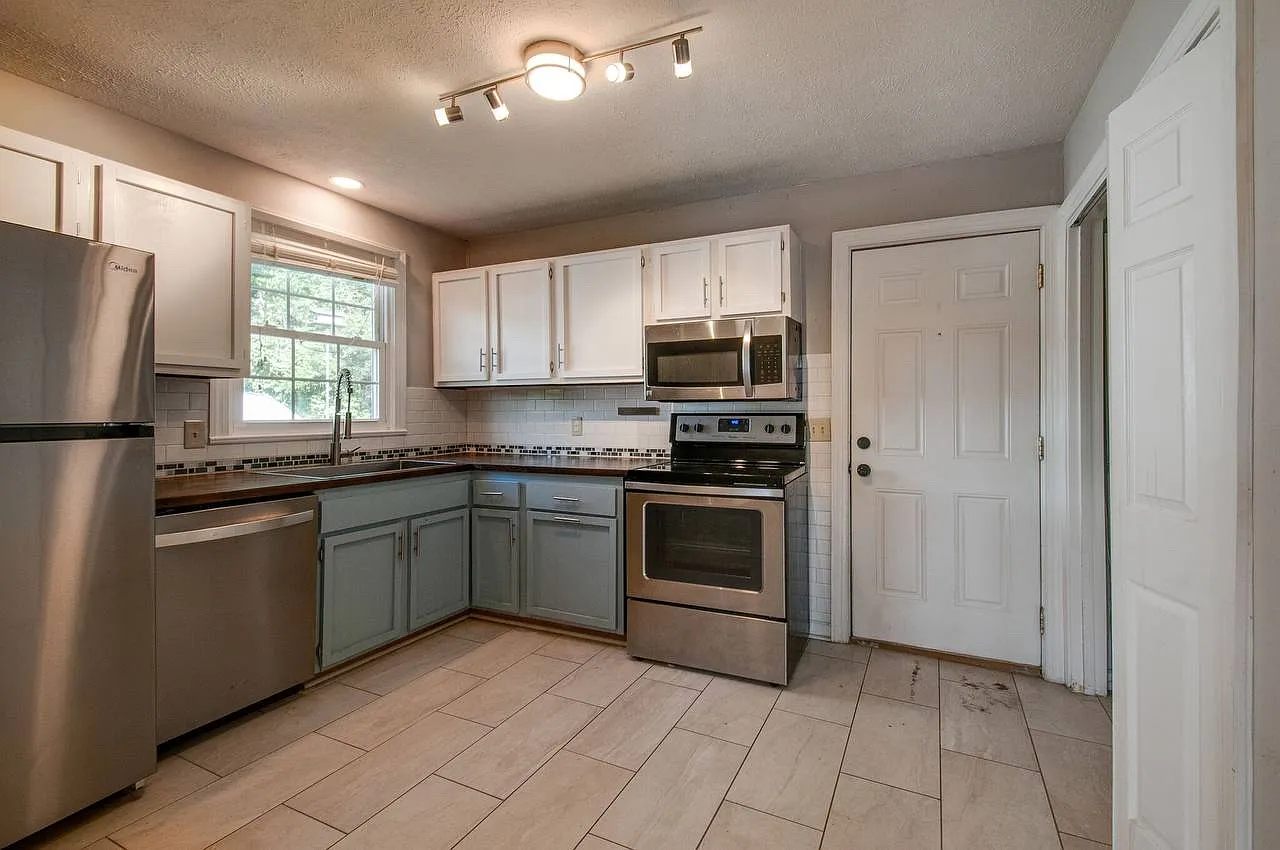 3 bed, 1.5 bath, 988 sqft, $1,800 — Photo 3
