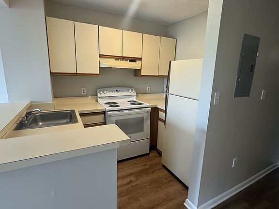2nd image of 1600 Park Cir APT 1210