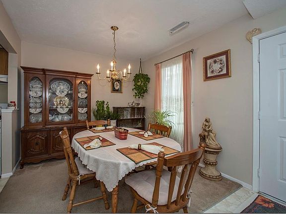 5th image of 22 Firebush Ln