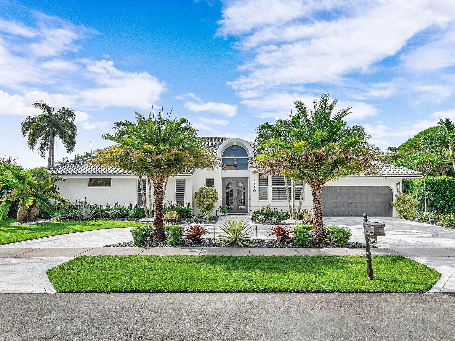 5 bed, 4.5 bath, 2951 sqft, $13,750 — Photo 1