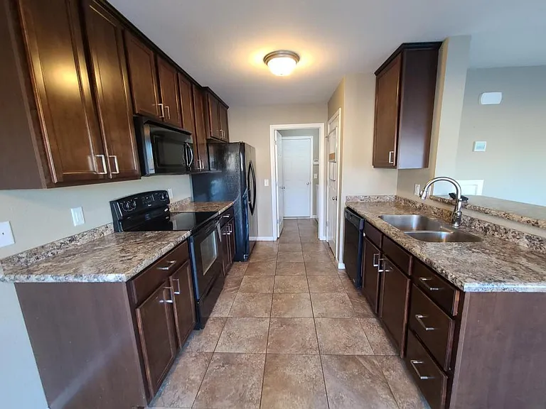 2613 Douglas Pl SE — Photo 3