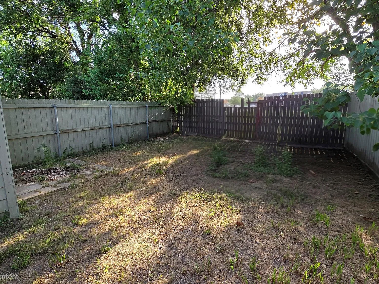 2 bed, 1.0 bath, 1872 sqft, $1,400 — Photo 2