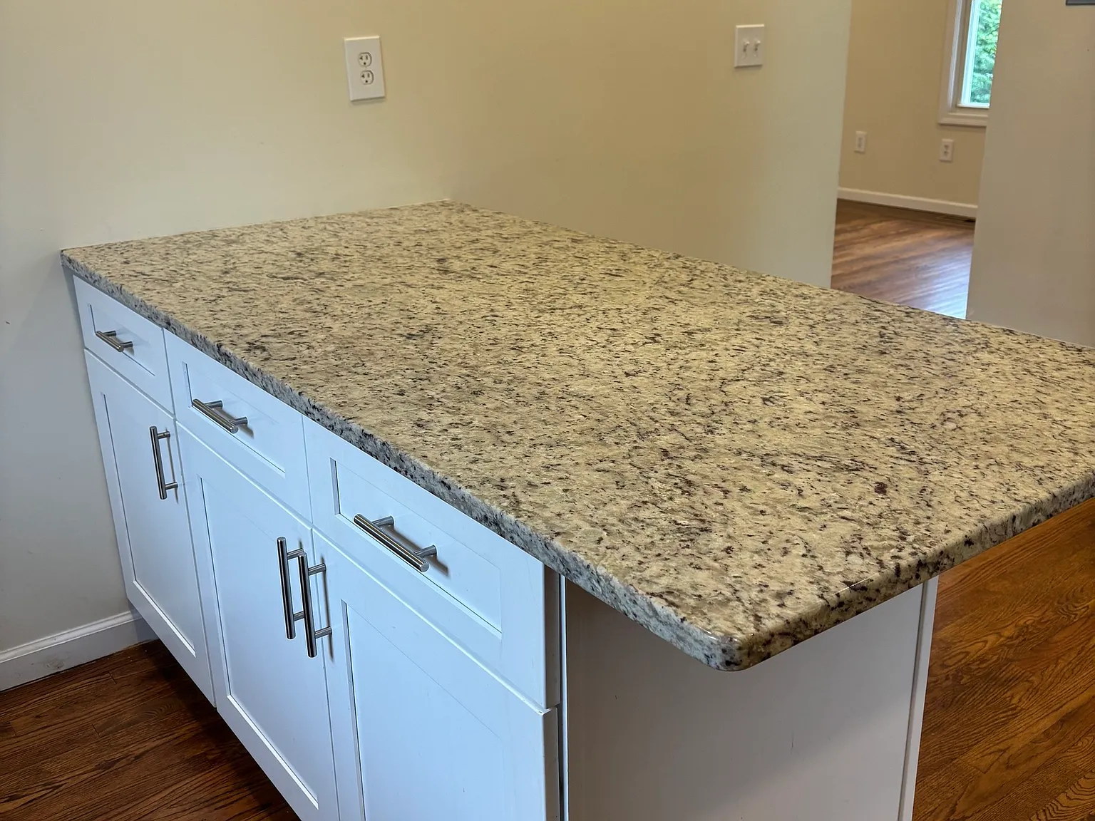 3 bed, 2.0 bath, 1608 sqft, $3,000 — Photo 3
