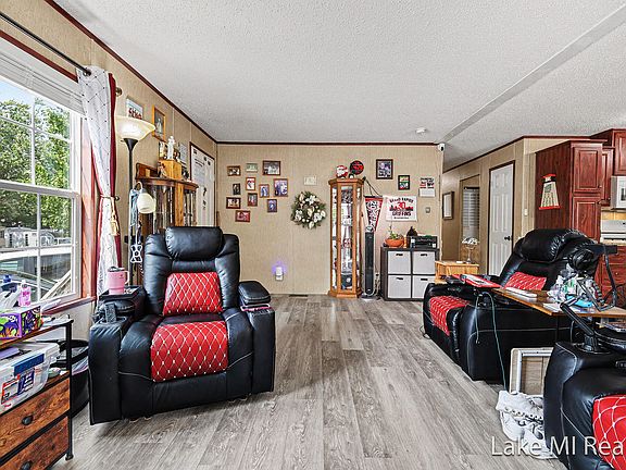 3rd image of 4572 Toronto Ave SW
