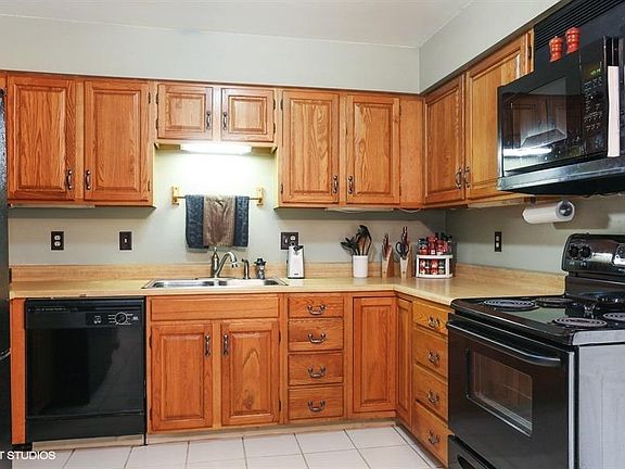 3rd image of 2202 Yorktowne Dr