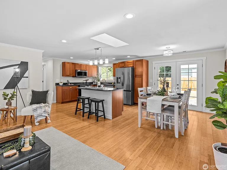 9528 Woods Pl — Photo 10