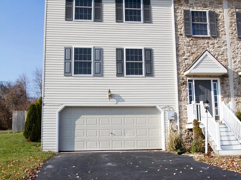 3900 Sheppard Dr — Photo 1
