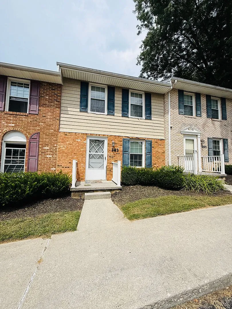 2 Bedroom, 1.5 Bath Townhouse — Photo 1