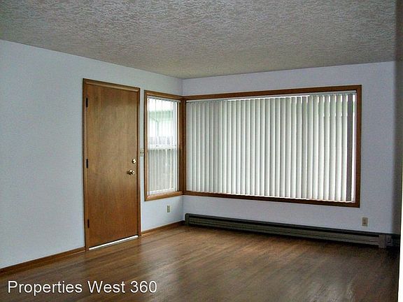3rd image of 119 E 44th St