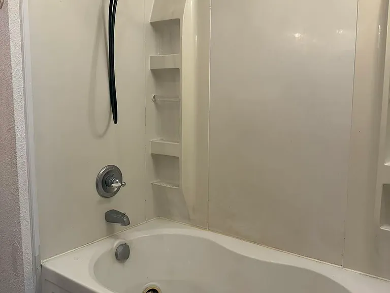 1814 Stratford Dr — Photo 3