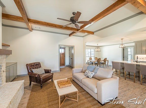5th image of 1905 Colonial Dr