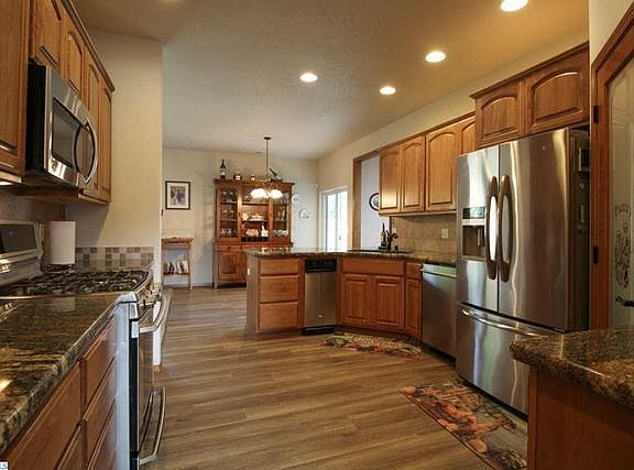4th image of 258 Scouler Ct