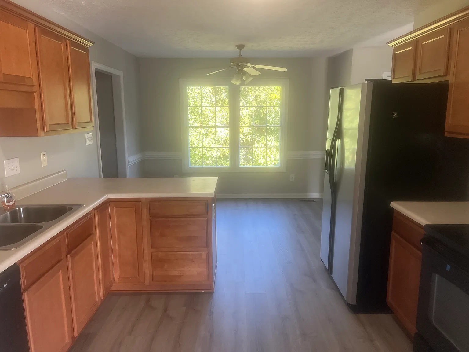 4 bed, 2.5 bath, 2302 sqft, $2,000 — Photo 2