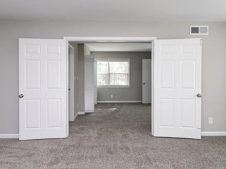 The Avenue Apartments — Photo 15