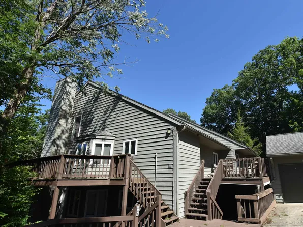 9726 S Harbour Pointe Dr, Bloomington, IN 47401