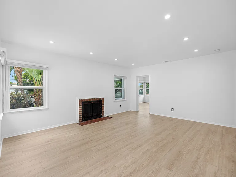 340 Avenue F — Photo 25