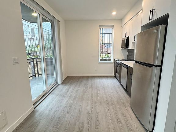 4th image of 3727 S Hood Ave #14