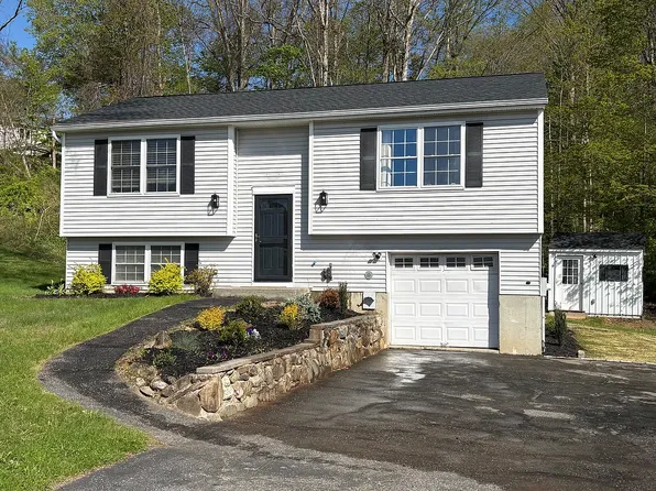 20 Hemlock Ln, Wingdale, NY 12594