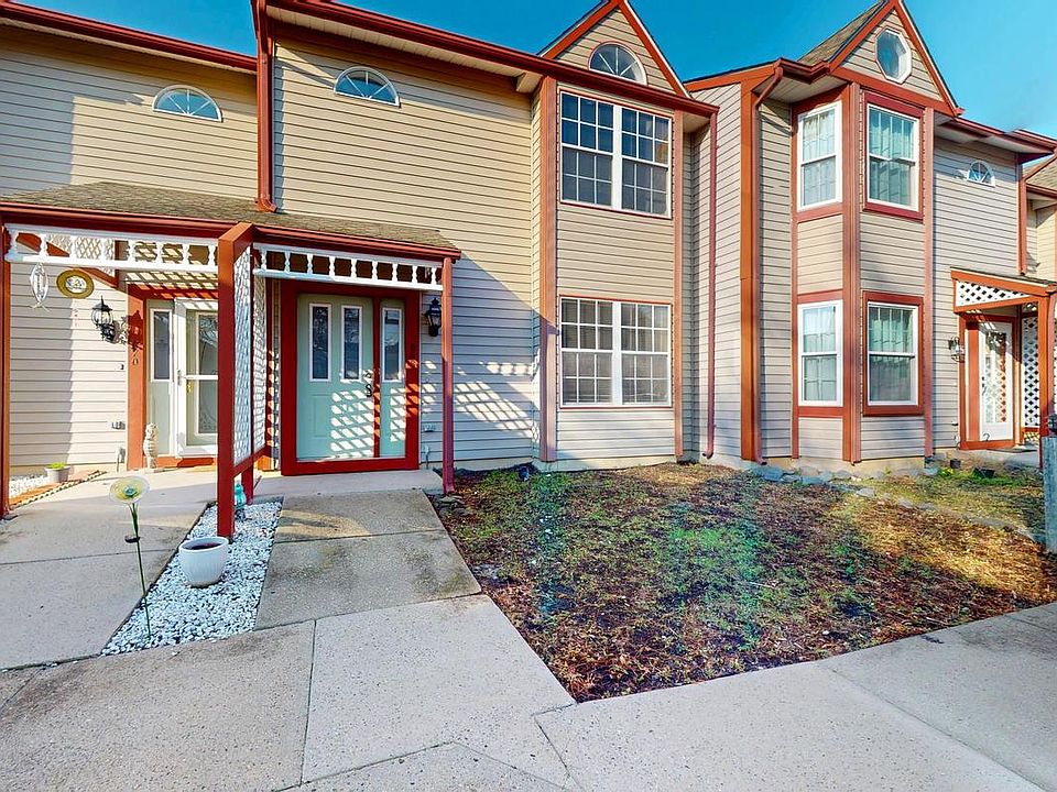 1st image of 668 Lakefront Cir
