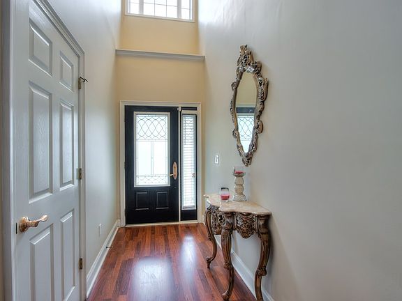 3rd image of 2842 Stratford Dr