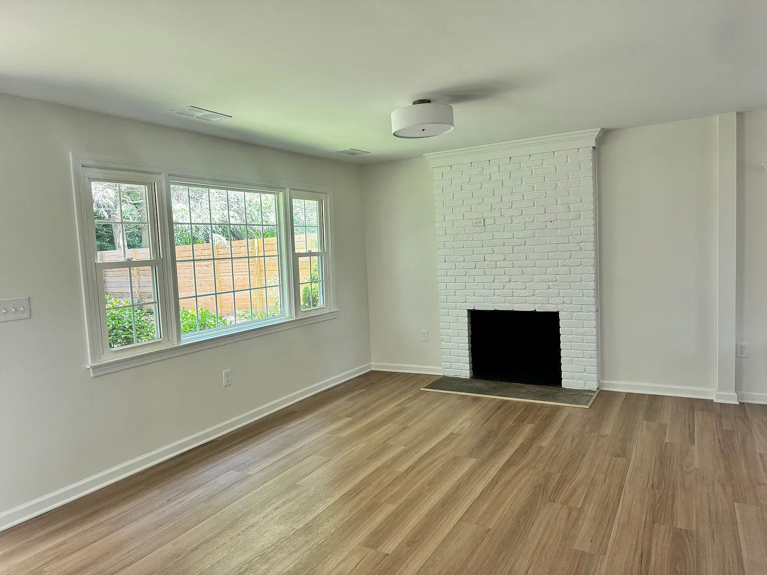 3 bed, 864 sqft, $3,300 — Photo 4