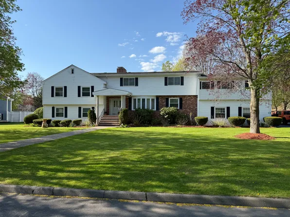16 Indian Rock Dr, Saugus, MA 01906