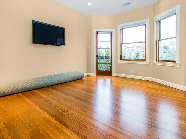 2335 Francisco St — Photo 14
