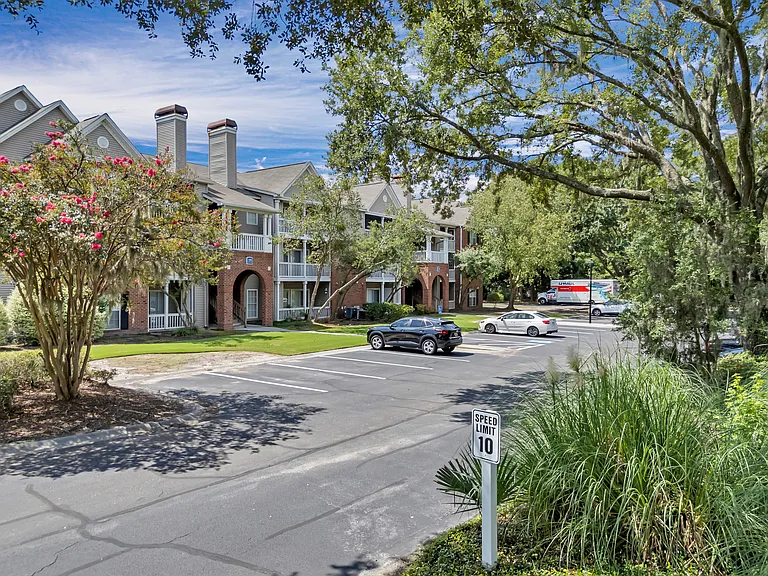 Georgetown Oaks — Photo 24