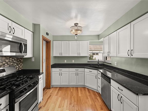 4th image of 21356 Seabury Ave
