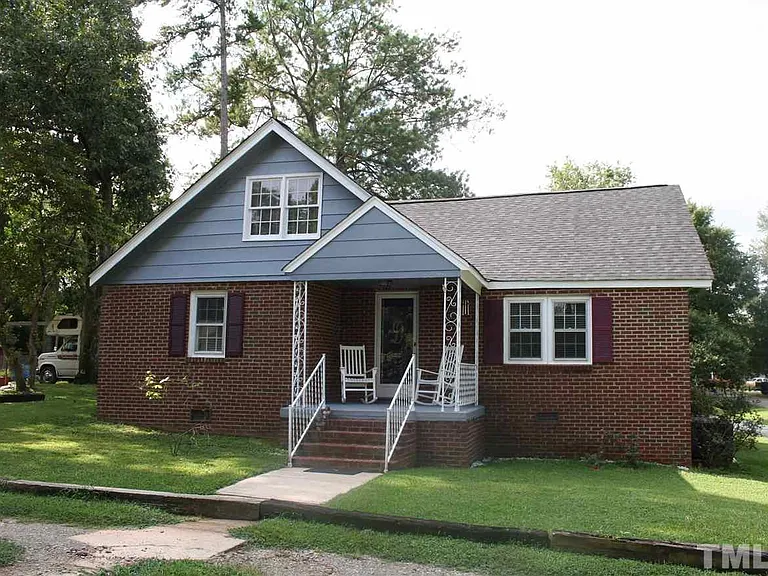 221 Howard Rd — Photo 1