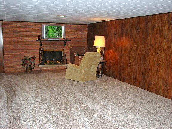 NewlyTiled/Carpeted FamilyRm