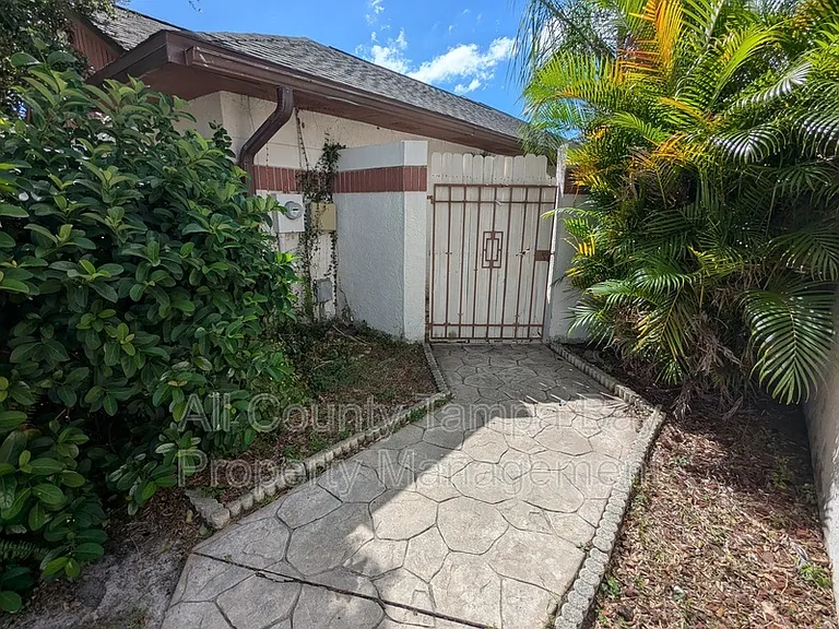 10914 Landon Ln — Photo 2