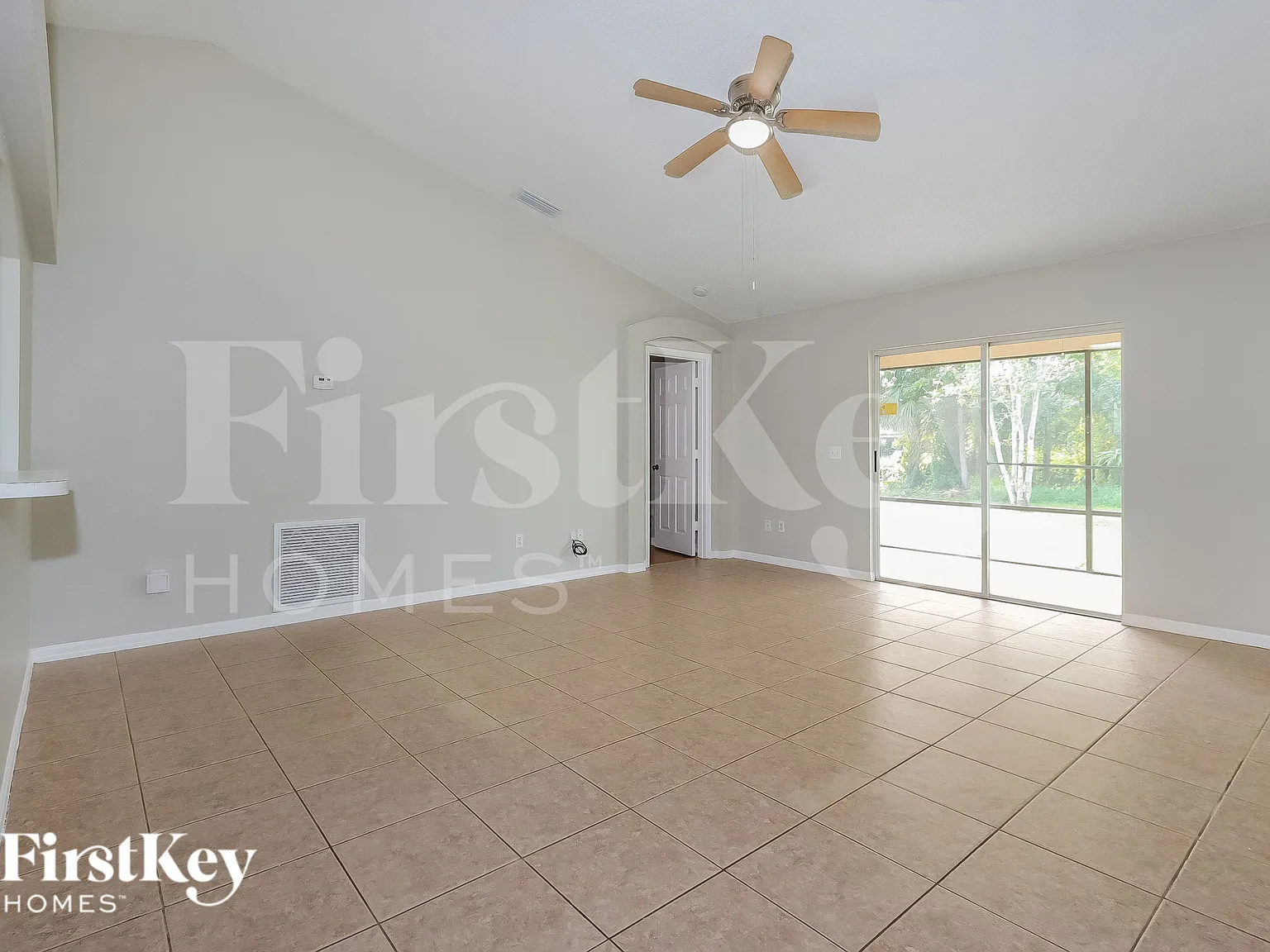 3 bed, 2.0 bath, 1221 sqft, $2,555 — Photo 4