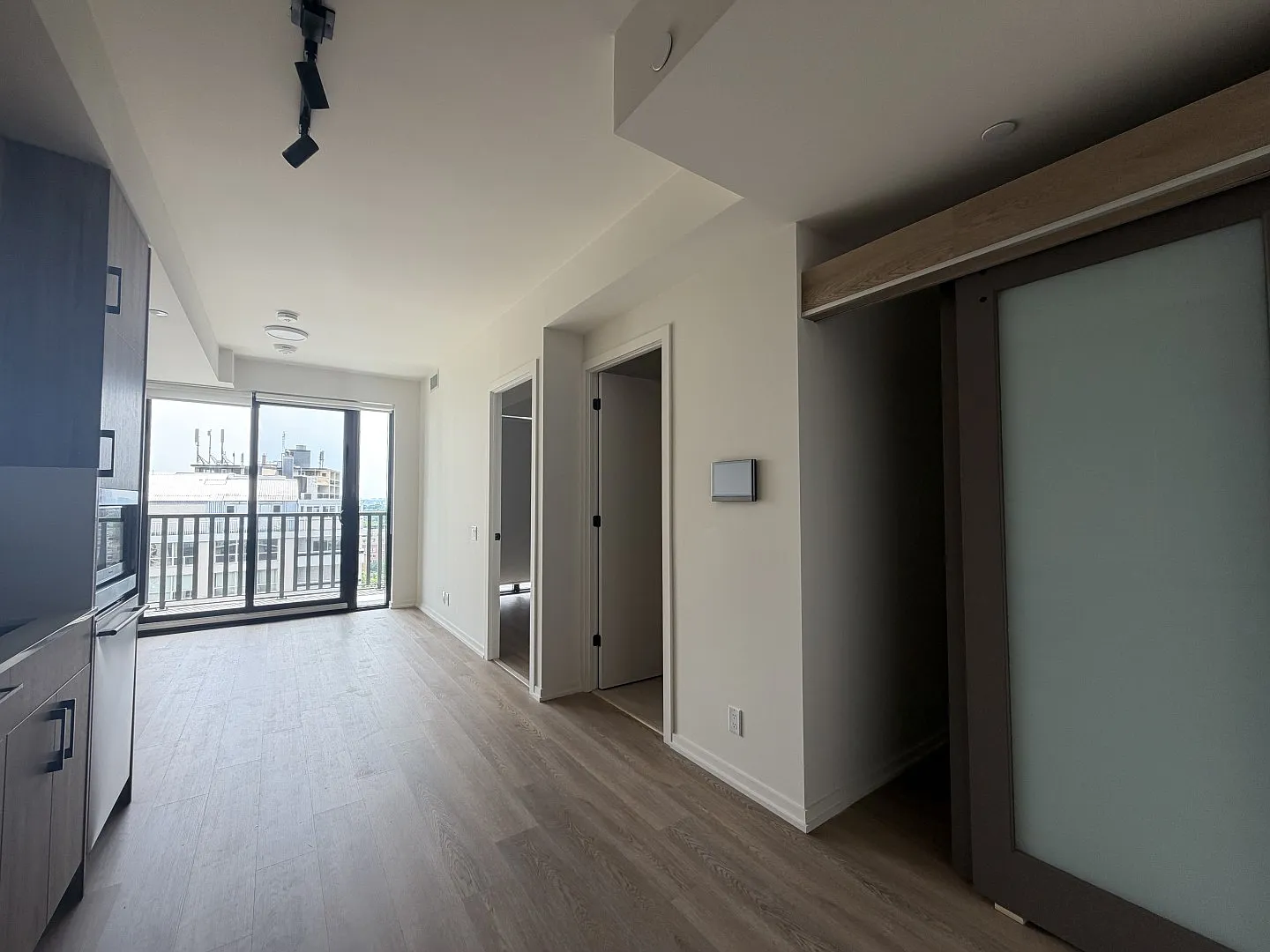1 bed, 561 sqft, $2,350 — Photo 3