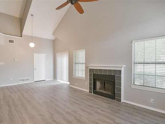 3rd image of 802 Hillbrooke Dr