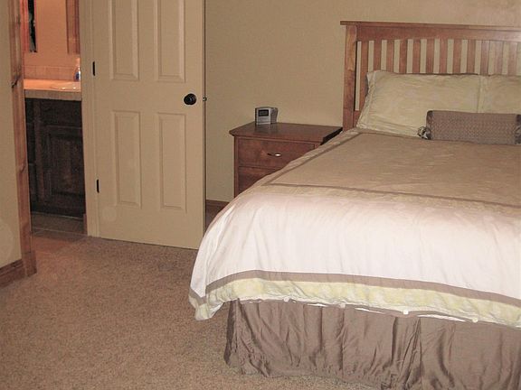 5th image of 913 Forestglen Dr APT D