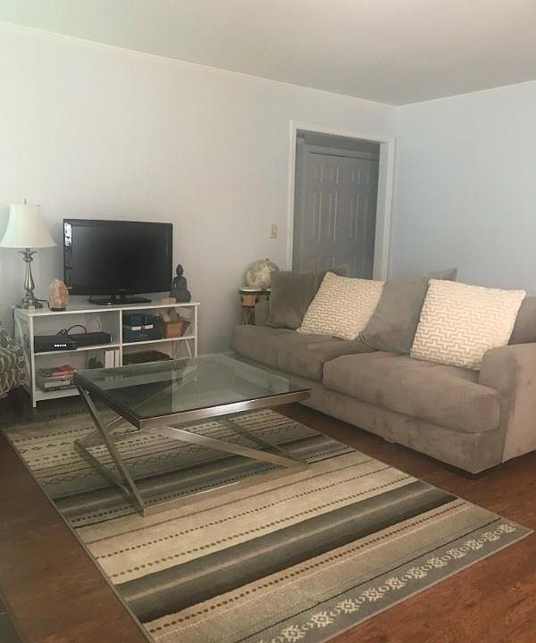 1st image of 219 Hillsboro Pl