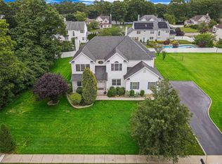 1 Daffodil Ln, Lake Grove, NY 11755